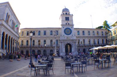 Piazza del Signiori con La torre del orologio al centro del Palazzo del Capitano