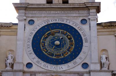 Reloj de campana en la torre del Palazzo del Capitano