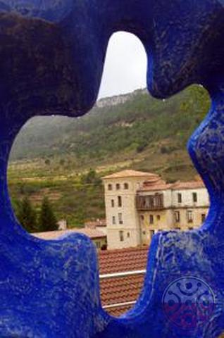 El monasterio visto a través de una figura de arte desde el 