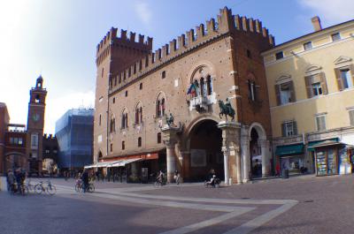 Palacio Municipal Comune di Ferrara, fachada principal