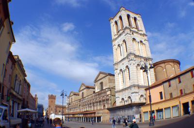 Comercios adosados a la Catedral de Ferrara