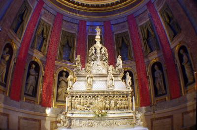 Altar mayor donde se encuentra el arca funerario de  Santo Domingo de Guzman