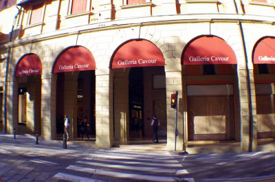 Soportales con arcos típicos de Bolonia en las famosas Galerias  Cavour