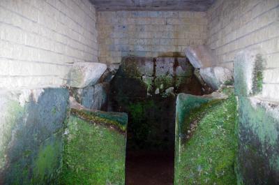Interior de una tumba etrusca vacía