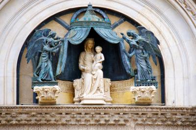 Escultura de la Virgen y el niño