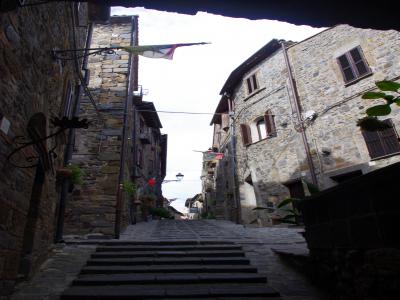 Escalinata de ascenso a Rocca Monaldeschi della Cervara