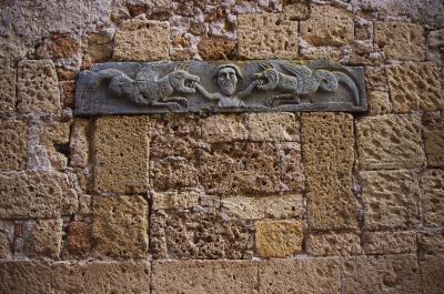 Detalle de un antiguo dintel de puerta en la fachada de la iglesia de Santa María y San Roque