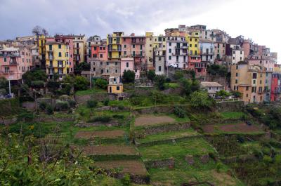 Panorámica de Cornuglia con sus casas de colores sobre una colina de terrazas de cultivo