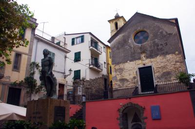 Plaza frente a la Chiesa Di San Pietro