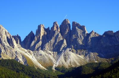 Imponentes los montes Odle en Dolomitas