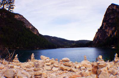Piedras zen en un rincón del lago