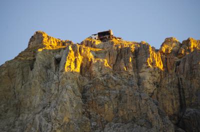 Estación superior del Funicular Lagazuoi Dolomites  al amanecer