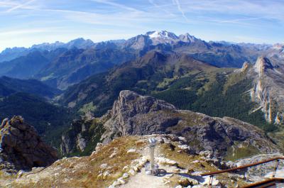 Panorámica desde Monte Lagazuoi  sobre la Marmolada en Dolomitas