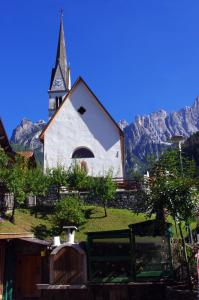 Vista de la Iglesia de San Bagio frente a Dolomitas