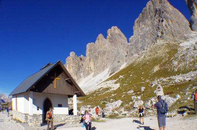 La Cappella degli Alpini a los piés de las Tre Cime