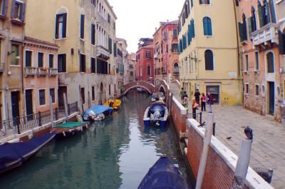 Encantadora estampa de un colorido canal en Venecia