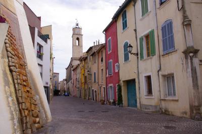 Calle de casas provenzales e iglesia secrétaria paroissial