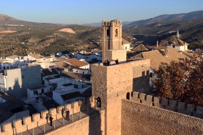 Vista de una esquina del castillo y parte de Priego de Córdova