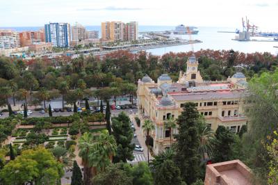 Ayuntamiento y jardines frente al puerto de Málaga