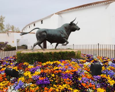 Monumento al Toro de Lidia frente a la plaza de Toros de la Real Maestranza de Caballería de Ronda