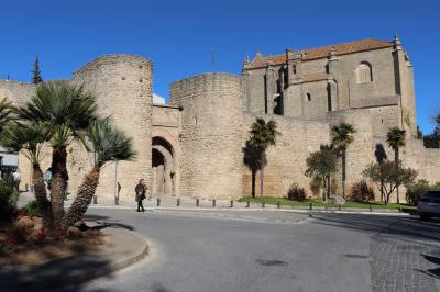 Puerta de Almocabar y al fondo la Iglesia Santa María y del Espíritu Santo