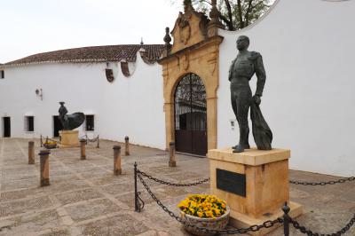 Escultura a los toreros Antonio Ordoñez y Cayetano Ordoñes