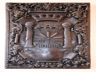 Talla en madera del escudo de Ronda en la fachada del Palacio de Congresos 