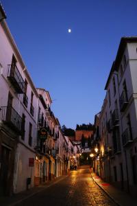 Calle nocturna hacia la Alcazaba