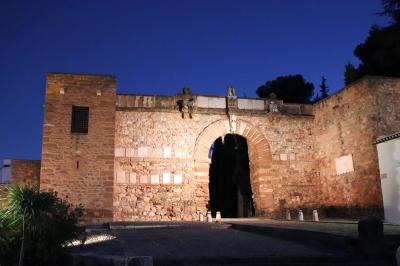 Arco de los Gigantes, entrada al la alcazaba