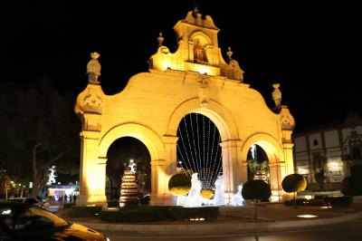 La Puerta de Estepa con decoración navideña nocturna
