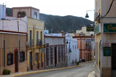 La avenida de Andalucía en el centro del pueblo de Tabernas