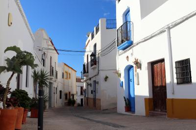 Calle típicamente andaluza en Nijar