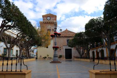 Iglesia de Santa María de La Anunciación frente al Ayuntamiento de Nijar