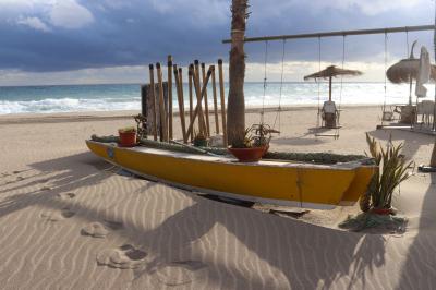 Barca como jardinera en la playa del Lancón