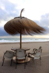 Fuerte viento de ponente en la playa del Lancón