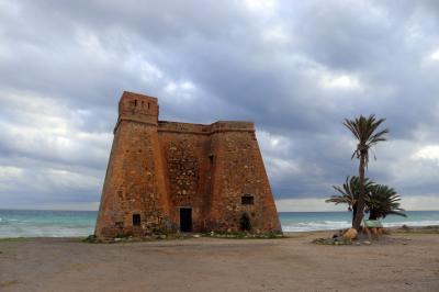 Torre de Macenas de espaldas al Mediterráneo