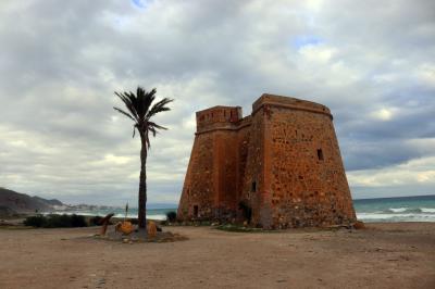 Playa y perfil de la Torre de Macenas con Mojácar al fondo