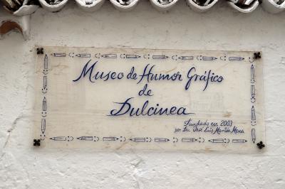 Placa indicando el Museo del humor gráfico de Dulcinea