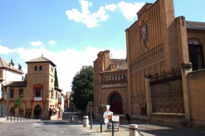 Confluencia de las históricas calles de los Reyes Católicos y El Ángel