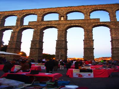 Celebrando una feria de productos locales bajo el icono de Segovia