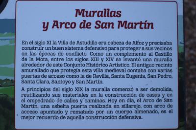 Cartel sobre el arco de San Martín y las murallas