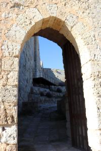 Puerta de acceso y escalera a las torres al fondo