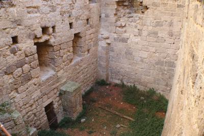 Interior de una torre, abajo puerta a calabozos