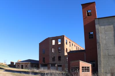 Edificios de la fábrica vistos desde el canal