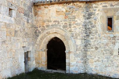 Puertas de acceso a la iglesia y al campanario