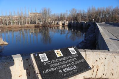 Puente de Torquemada y placa conmemorativa de la resistencia a los franceses