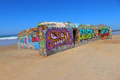 Grafitis cubriendo un bunker en Capbreton