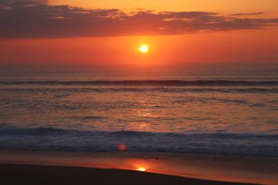 Intensos rayos de sol en la playa Oceánides al atardecer