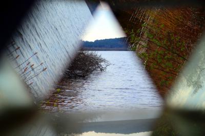 Singular visor-prisma sobre un punto del lago