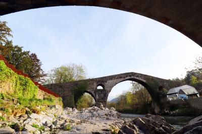 Perspectiva del puente romano desde debajo del nuevo de acceso rodado